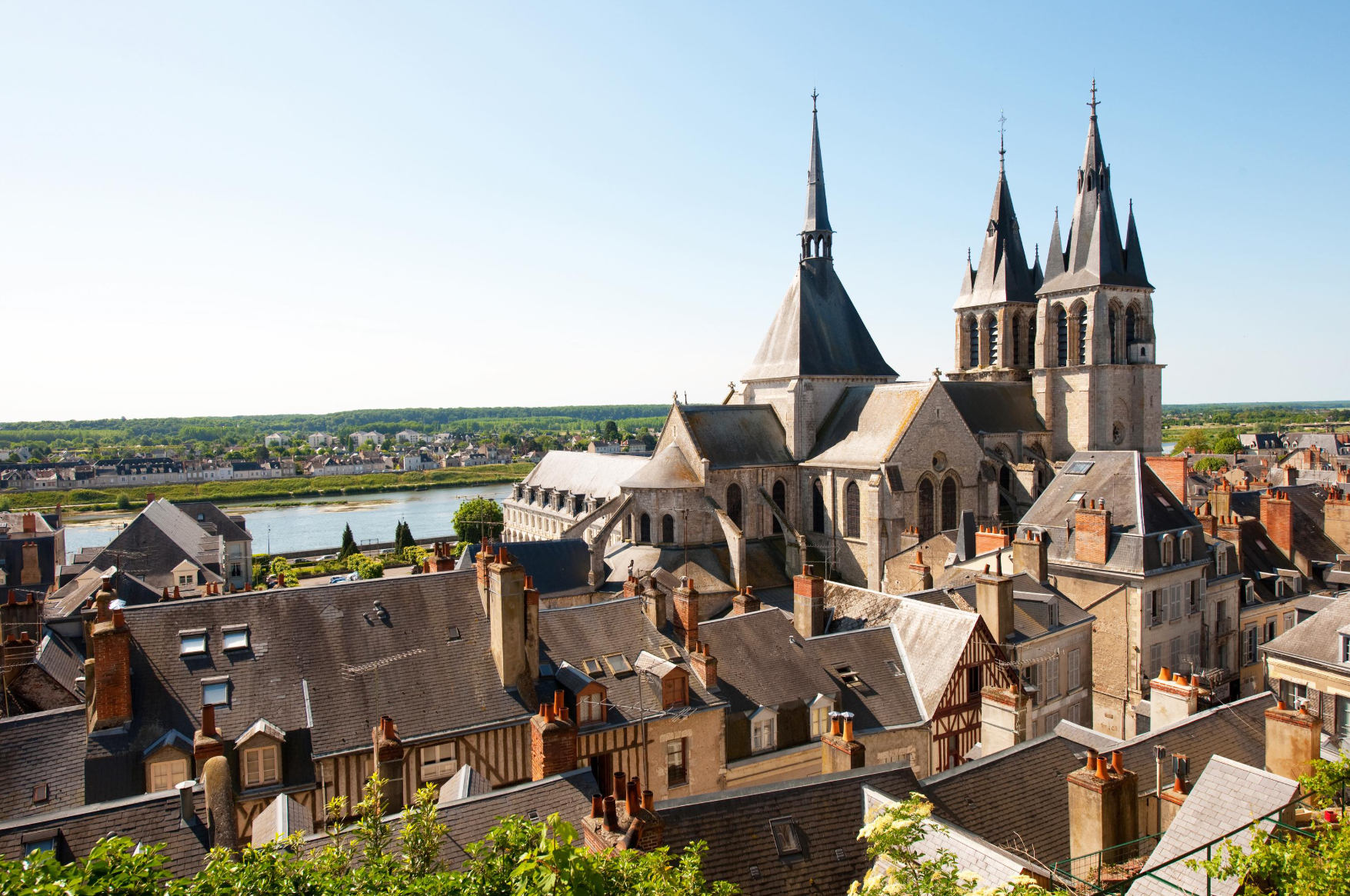 Vue aérienne du Quartier des Arts de Blois et du centre historique Photo vue du ciel du Quartier des Arts de Blois, montrant les ruelles, ateliers d’artisans et bâtiments historiques en centre-ville